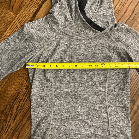 Lululemon Hooded Activewear Top EUC size 6 - Picture 4 of 5